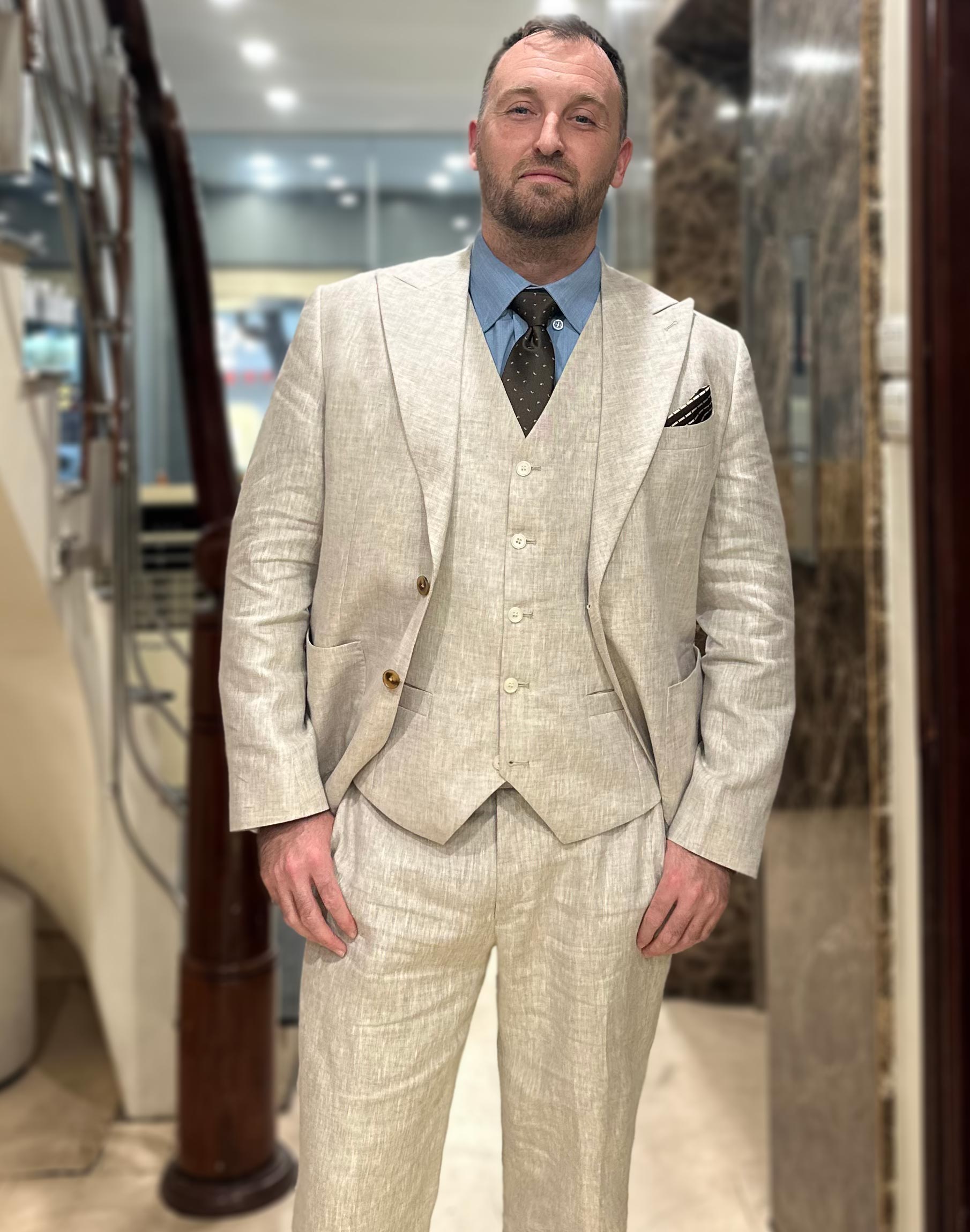 A three-piece beige linen suit designed by Unlim Tailor. - detail images